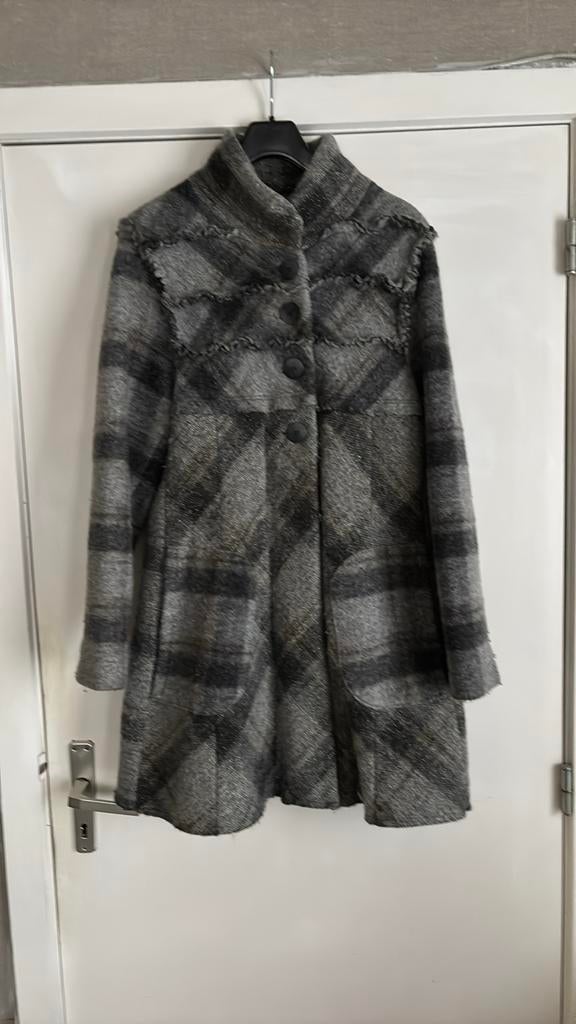 Grijze jas met 40%wol Italiaanse maat 48, Kleding | Dames, Ophalen of Verzenden, Gedragen
