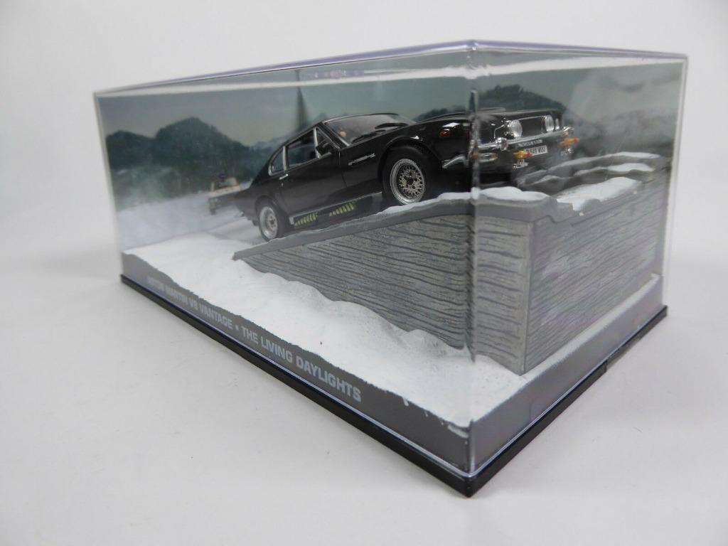 JAMES BOND 007 ASTON MARTIN V8 Vantage 1/43 IXO UH Neuve+Bte, Enlèvement ou Envoi, Neuf, Voiture, Universal Hobbies