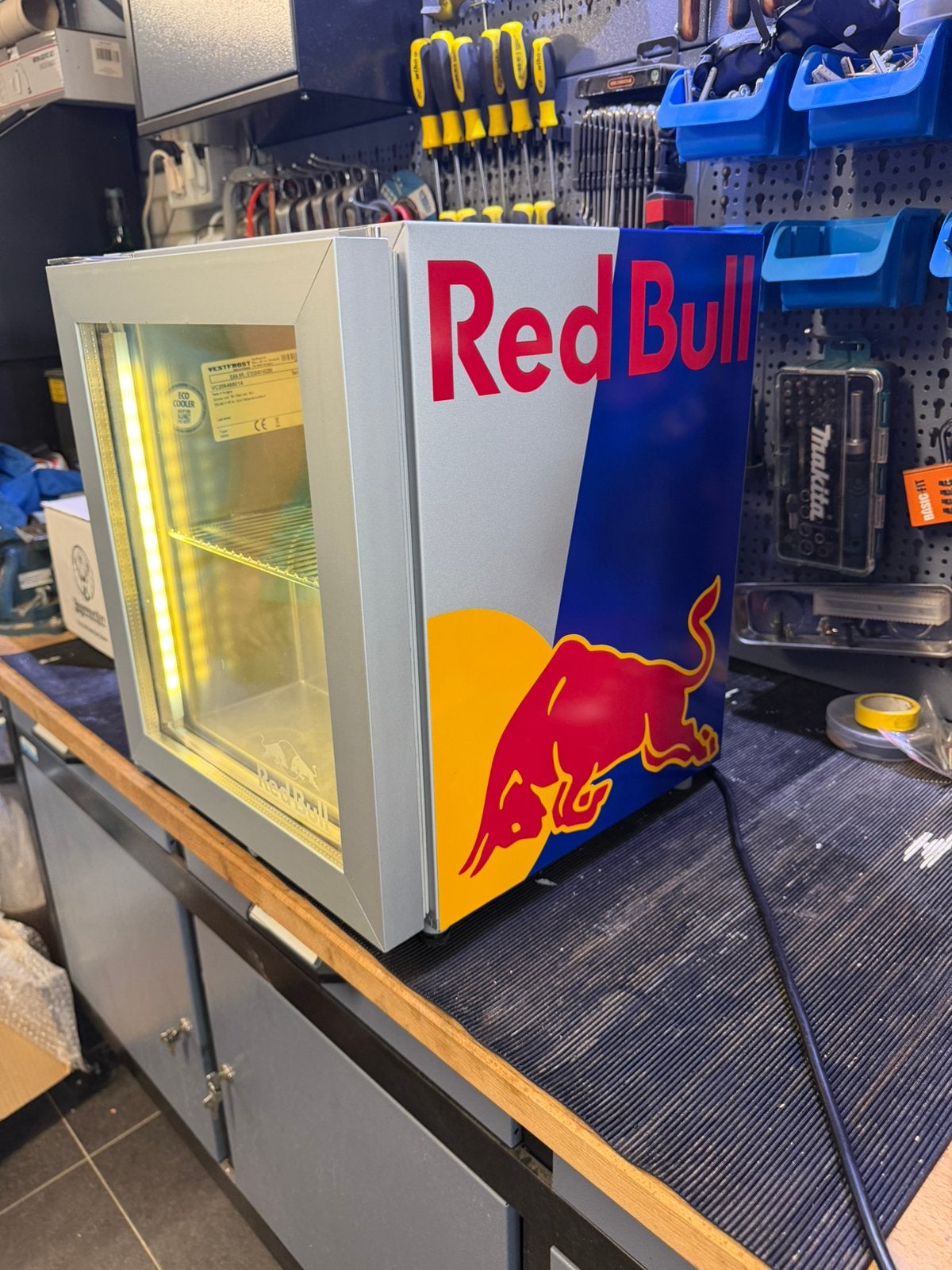 Mini-réfrigérateur Red Bull (Tilburg, Pays-Bas), Neuf, Classe énergétique A ou plus économe, Sans bac à congélation, Moins de 45 cm