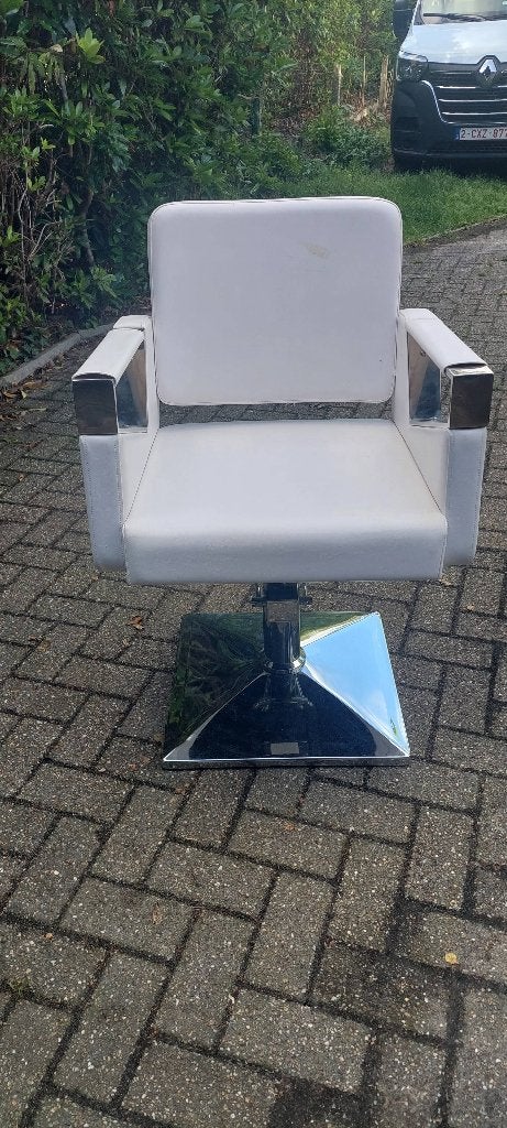 Witte kappersstoel., Ophalen, Gebruikt
