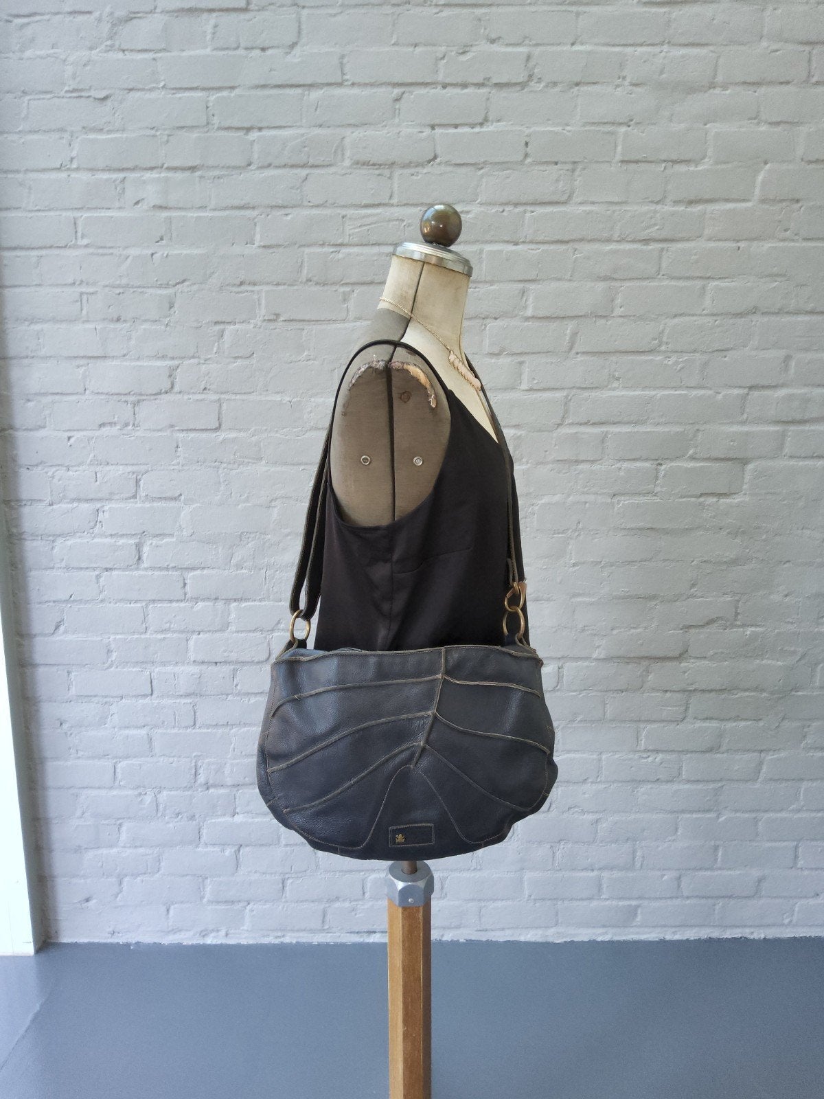 Sac à main El Naturalista en cuir noir - défaut, Bijoux, Sacs & Beauté, Sacs | Sacs Femme, Utilisé, Sac à main, Noir, Enlèvement ou Envoi