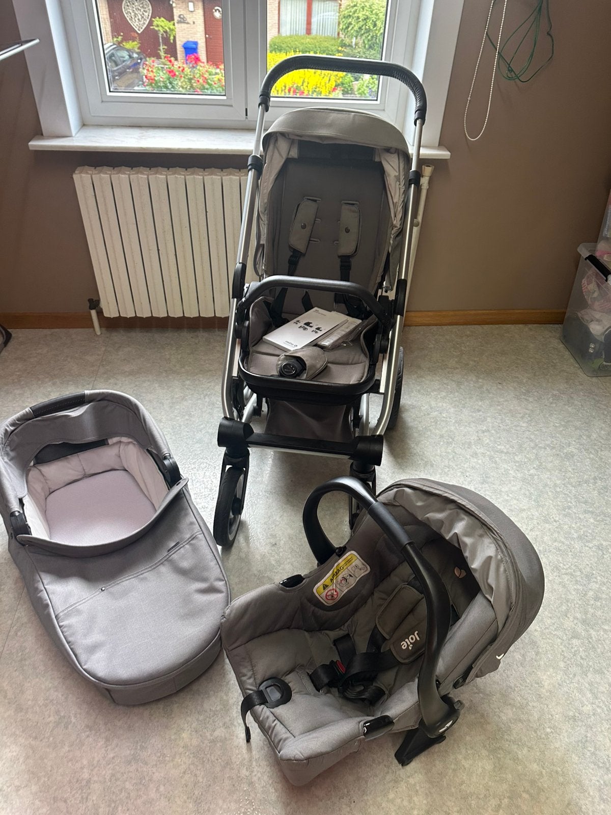 Kinderwagen mutsy :Nio frame zilver met grijze handgreep, Zo goed als nieuw, Mutsy, Verstelbare duwstang, Ophalen