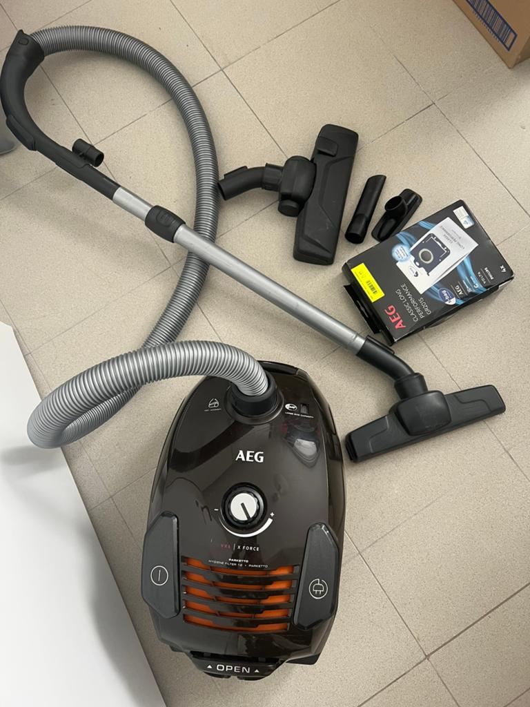 Aspirateur AEG avec accessoires, Comme neuf, Enlèvement, Convient aux tapis, Moins de 1 200 watts