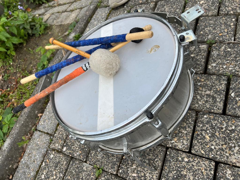 Trom trommel met diverse stokken, Muziek en Instrumenten, Ophalen, Gebruikt, Trommel