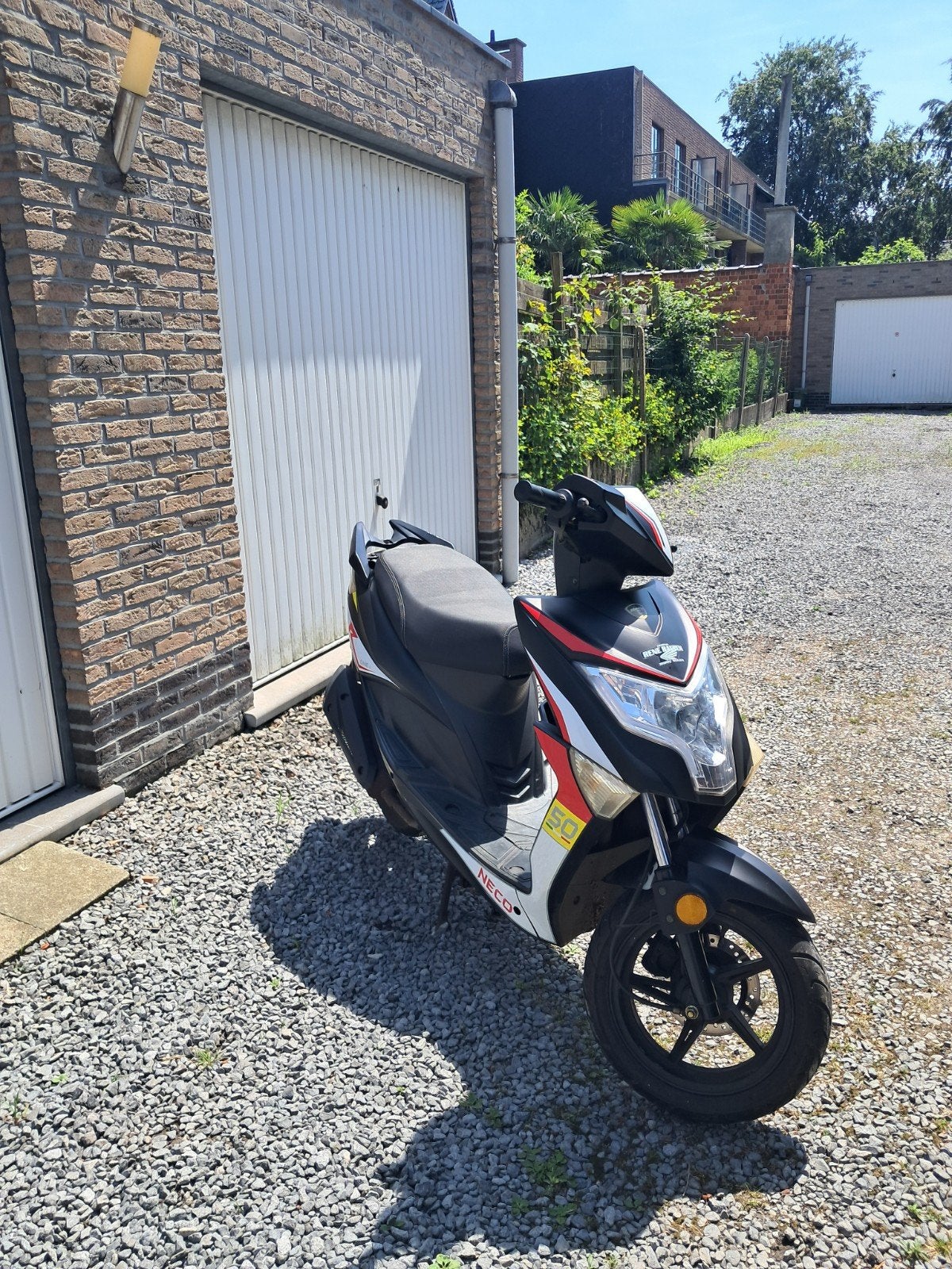 A klasse scooter, Enlèvement, Essence