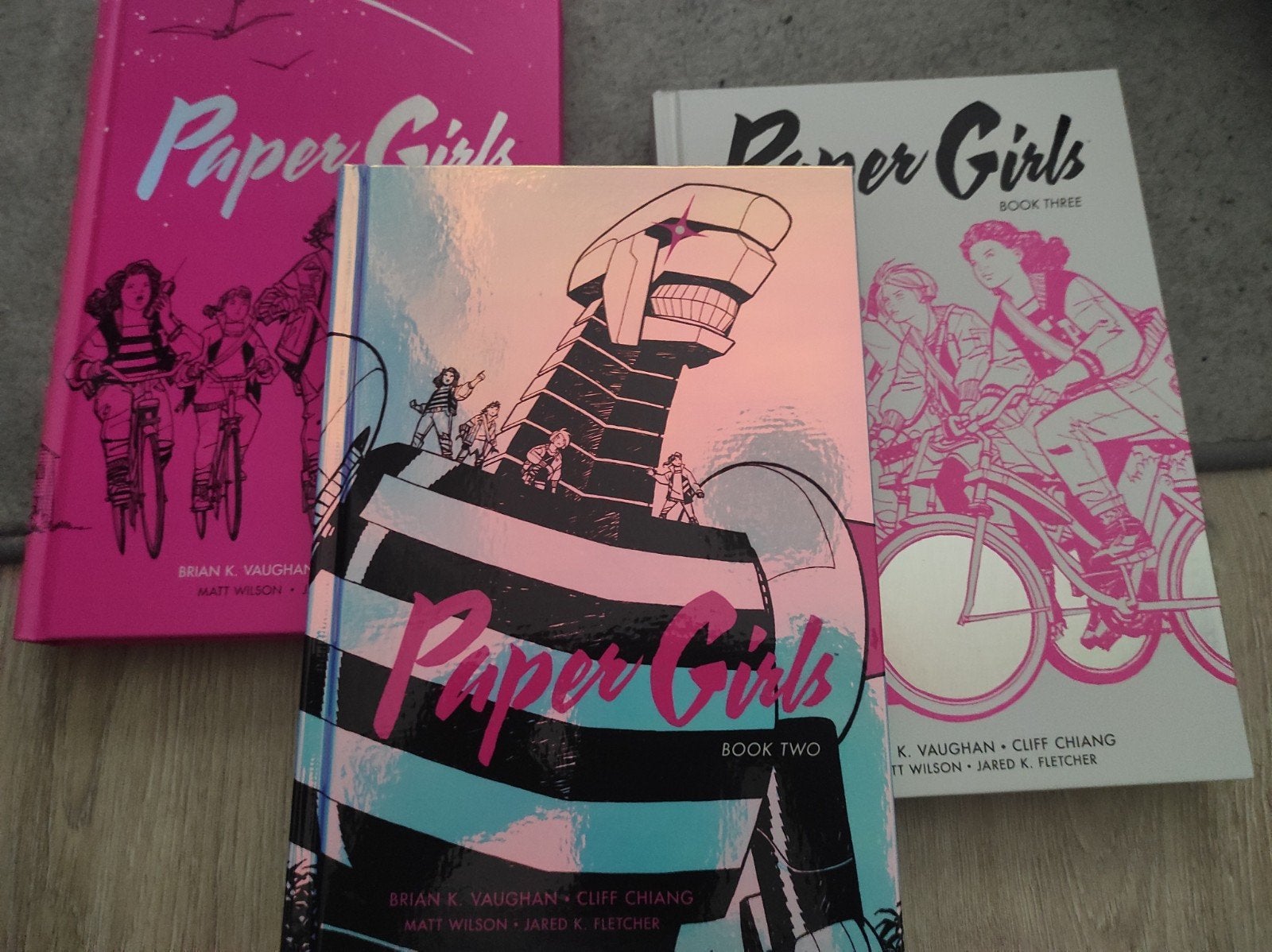 Paper girl Deluxe, English - Complete, Livres, Enlèvement ou Envoi