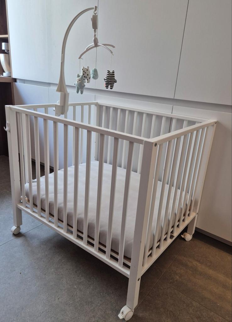 Wit babybox/ park op wieltjes – Inclusief toebehoren, Ophalen