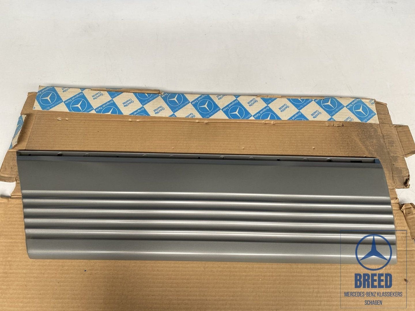 NOS flankbeplating achterdeur rechts voor Mercedes-Benz W126, Auto-onderdelen, Carrosserie, -, Nieuw, Ophalen of Verzenden, -