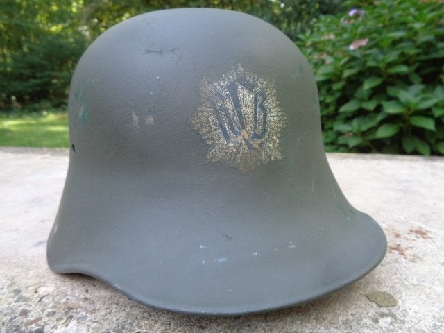 WO 2 helm RLB , overschilderd, Ophalen of Verzenden, Overige soorten, Helm of Baret