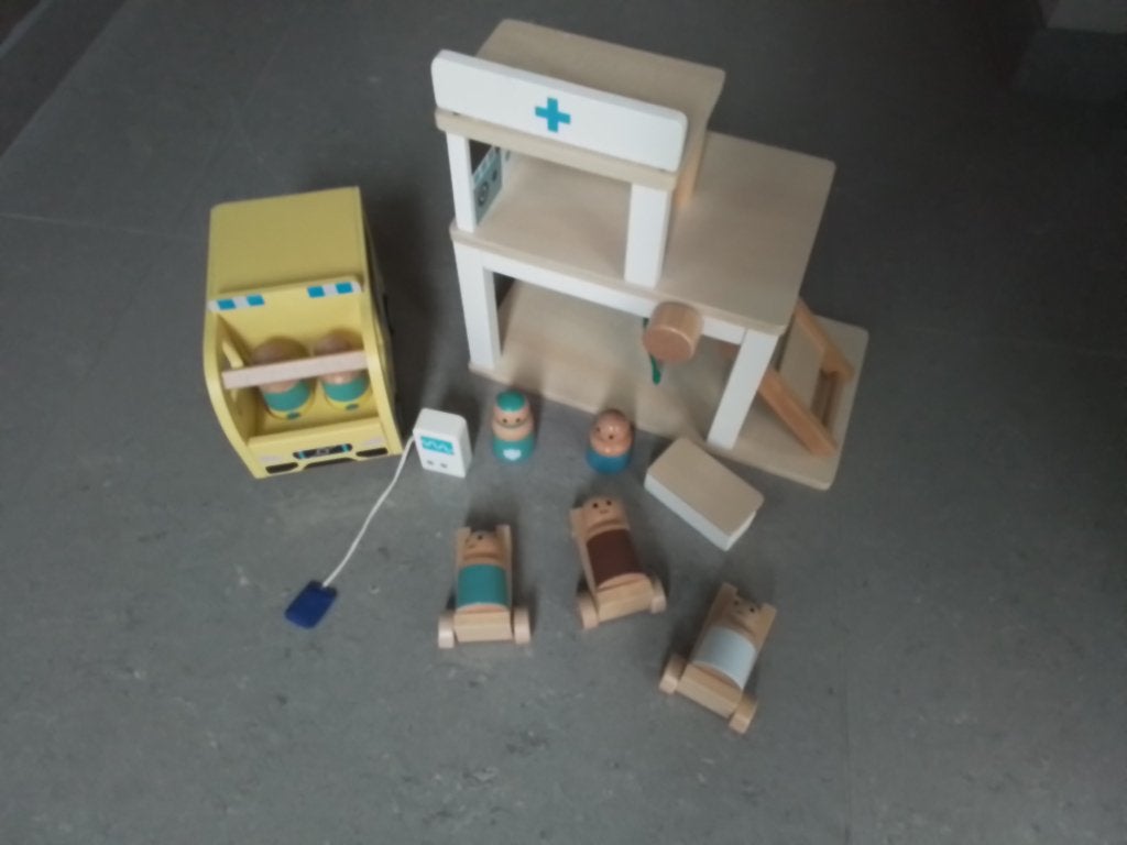 Kid's Concept houten ziekenhuis + ambulance XL set, Kinderen en Baby's, Ophalen, Zo goed als nieuw