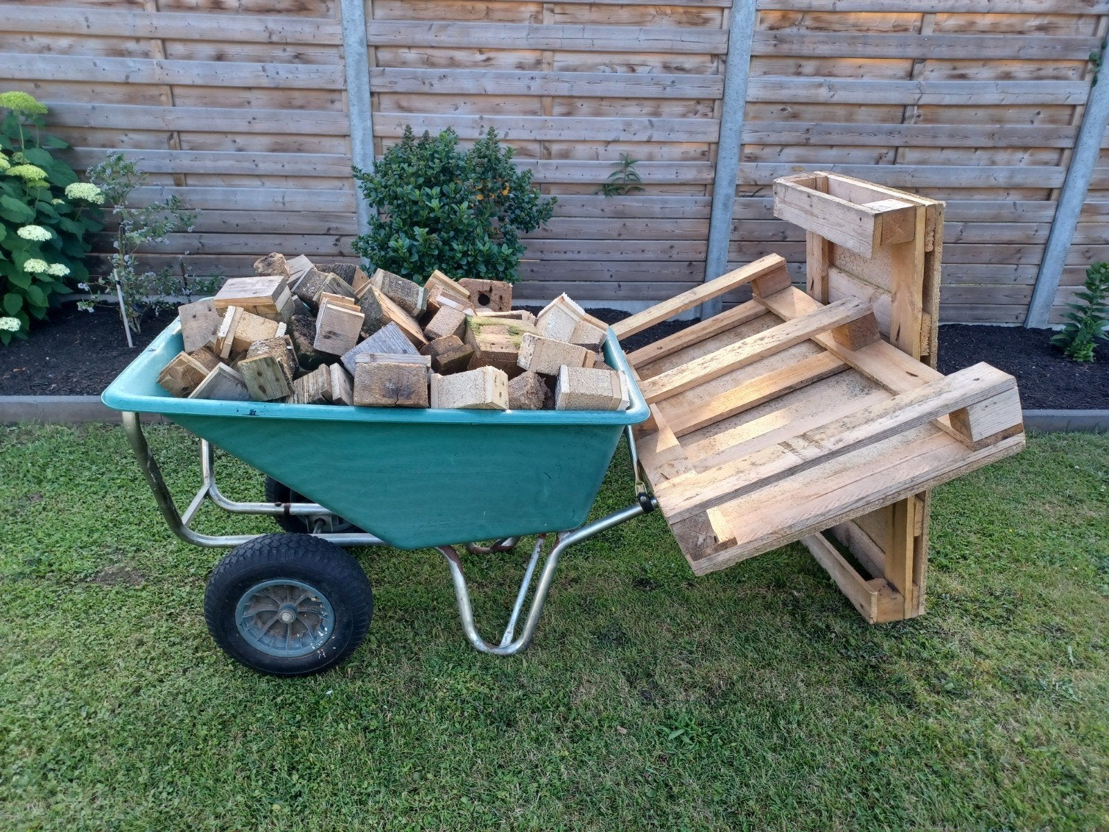GRATIS, niet de kruiwagen,enkel het hout, Ophalen