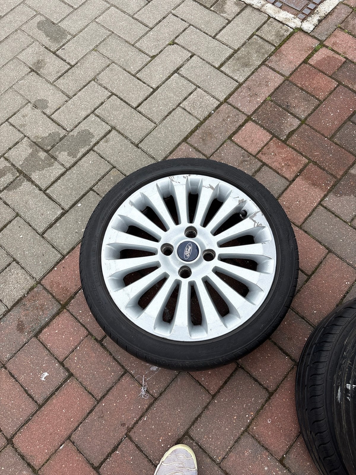 Lot de 4 jantes Ford OEM 16” avec pneus – prêtes à monter, Enlèvement, Pneu(s)