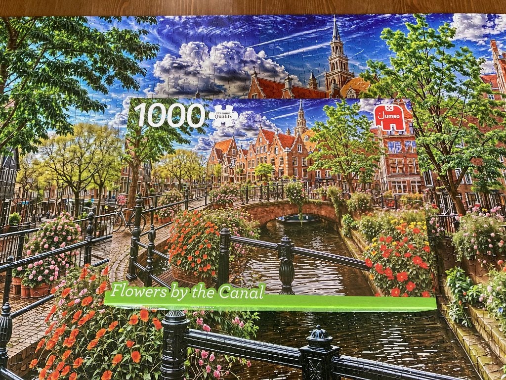 Puzzle 1000 pièces : Flowers by the Canal - Jumbo, Enlèvement ou Envoi, 500 à 1500 pièces, Comme neuf, Puzzle