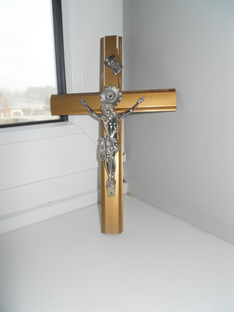 Croix et statue du Christ différentes, Enlèvement