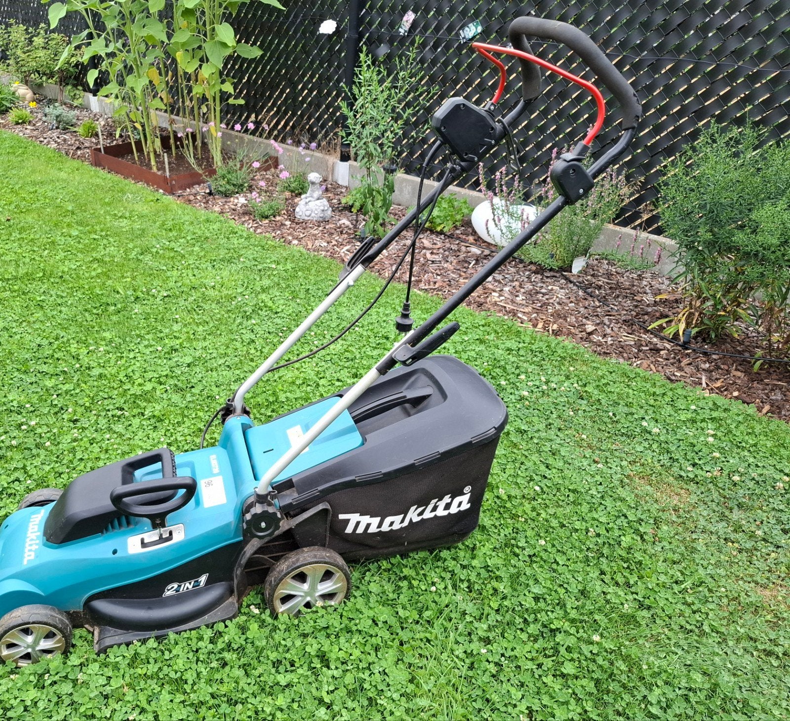 makita grasmaaier, Jardin & Terrasse, Tondeuses à gazon, 30 à 39 cm, Enlèvement, Bac de ramassage, Tondeuses à gazon électriques