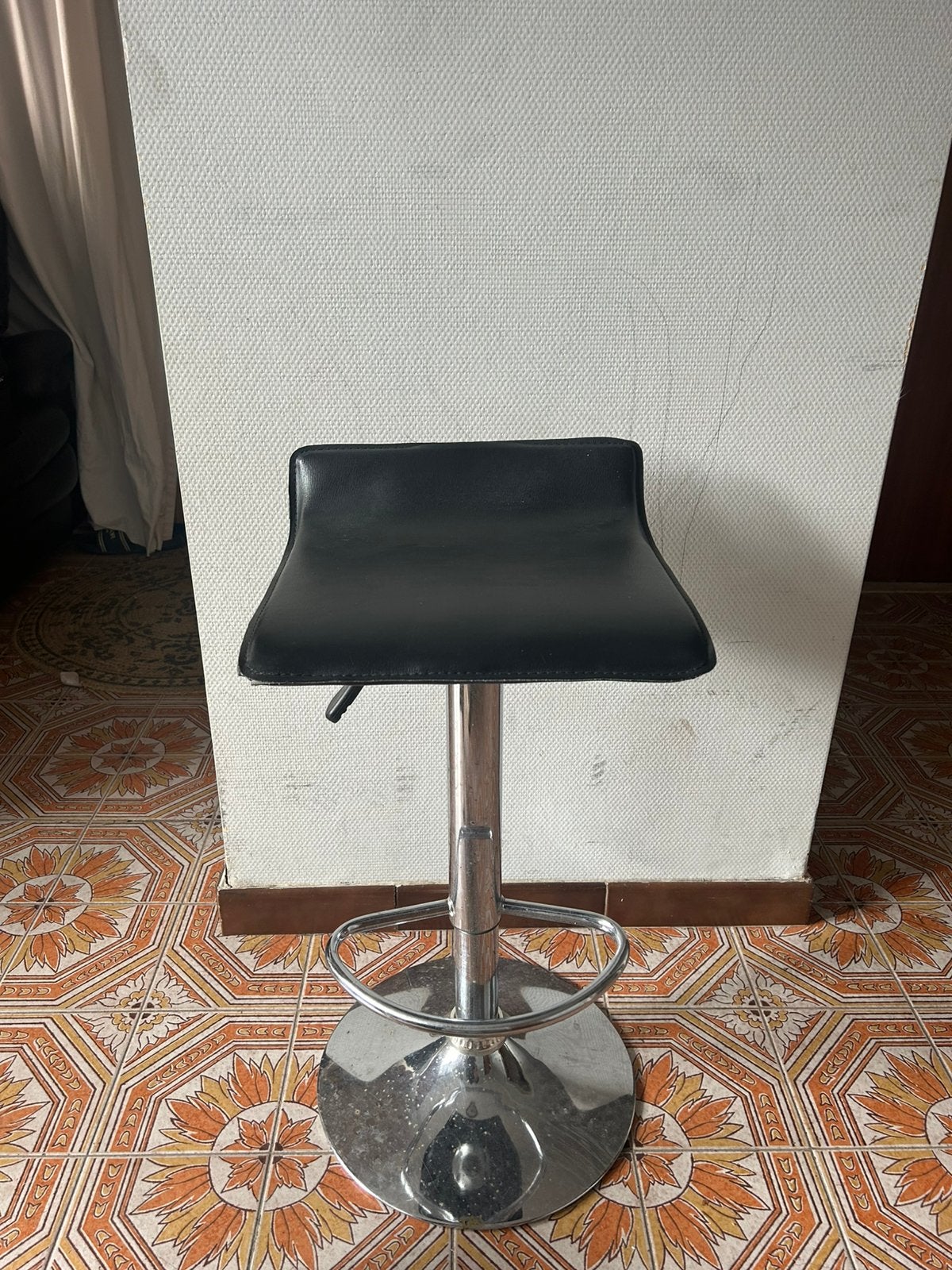 Tabouret haut ajustable, 1 tabouret, Utilisé, Cuir, 60 à 90 cm