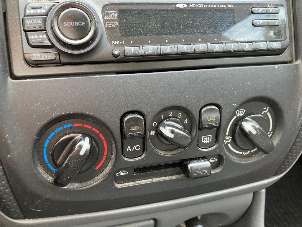 Tweedehands Mazda 323 te koop, Autos, Argent ou Gris, Achat, Verrouillage central, Boîte manuelle