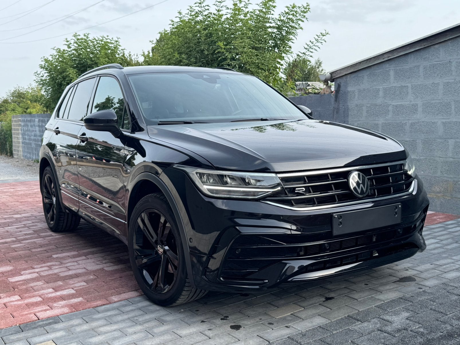 Volkswagen Tiguan 2.0 TDI SCR R-LINE DSG BUSINESS PREMIUM, 4 cilinders, Zwart, Particulier, SUV of Terreinwagen