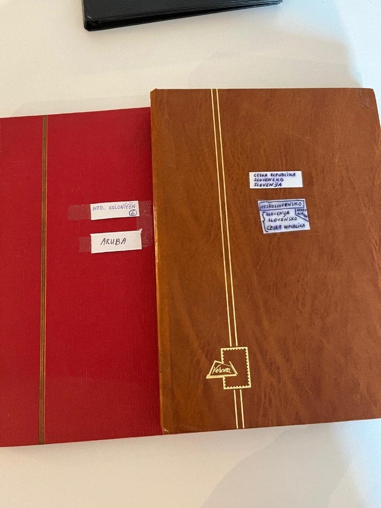 2 Postzegelalbums Slovenie en Aruba, Ophalen of Verzenden