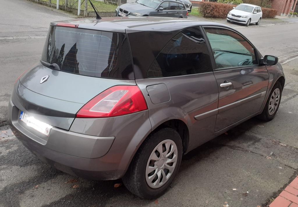 1600cc benziene met maar 165000km, Auto's, Renault, Voorwielaandrijving, 4 cilinders, Grijs, Particulier