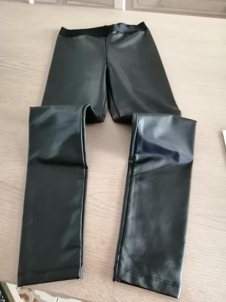zwarte leder look broek 152 - 158, Enfants & Bébés, Vêtements enfant | Taille 152, Enlèvement ou Envoi, Comme neuf, Fille, Pantalon