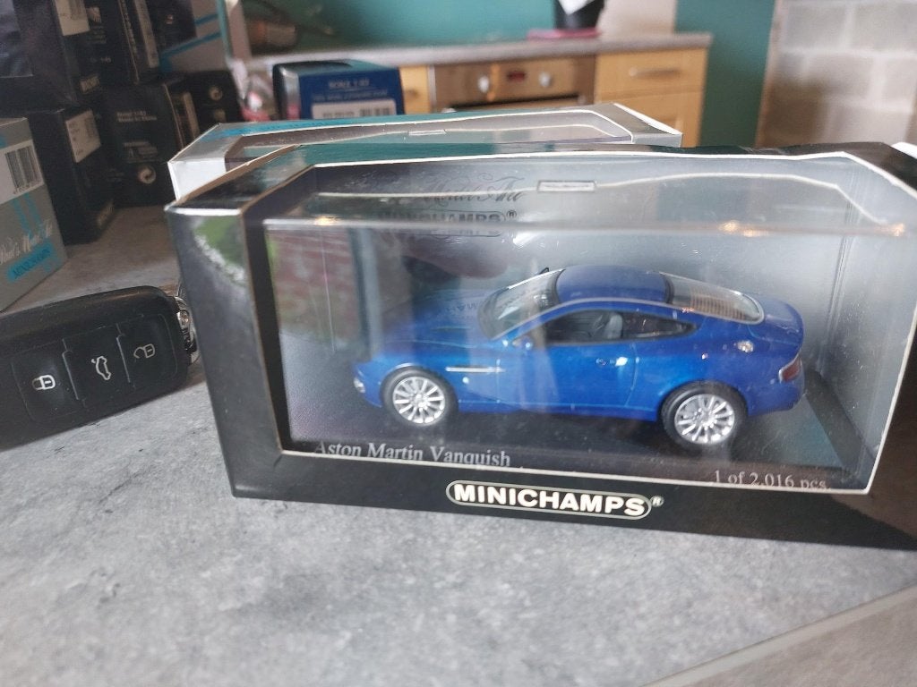 Minichamps Aston Martin Vanquish de 2002 blue 1/43, Enlèvement ou Envoi, Neuf, Voiture, MiniChamps