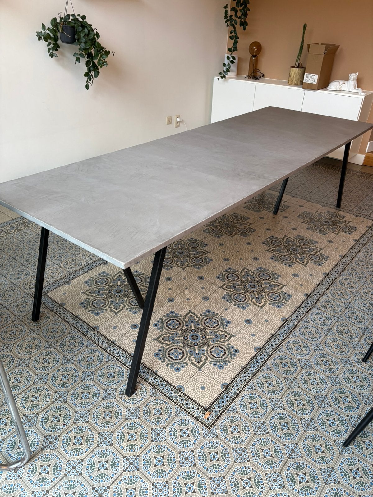 Lichtgrijze mortex eettafel, Huis en Inrichting, Ophalen, Overige materialen, Gebruikt, 200 cm of meer