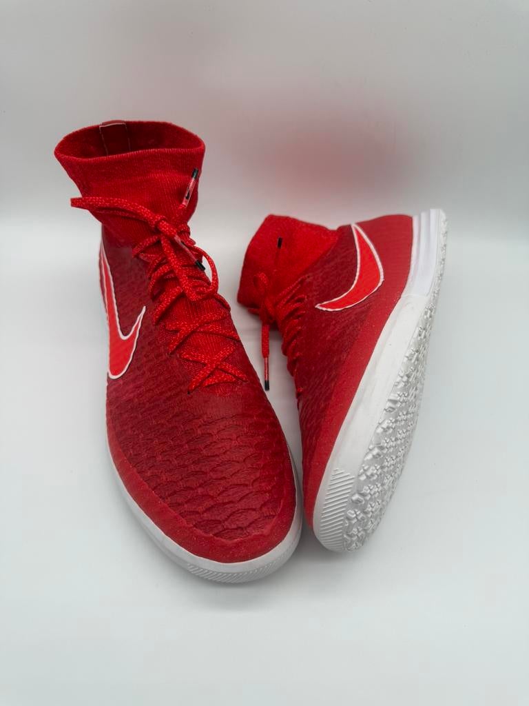 Nike MagistaX Proximo IC – Rood/Wit – Maat 45, Sportschoenen, Ophalen of Verzenden, Zo goed als nieuw, Jongen