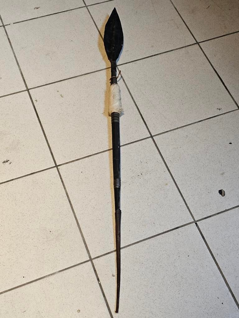Lance africaine 
Longueur 104,5 cm, Enlèvement