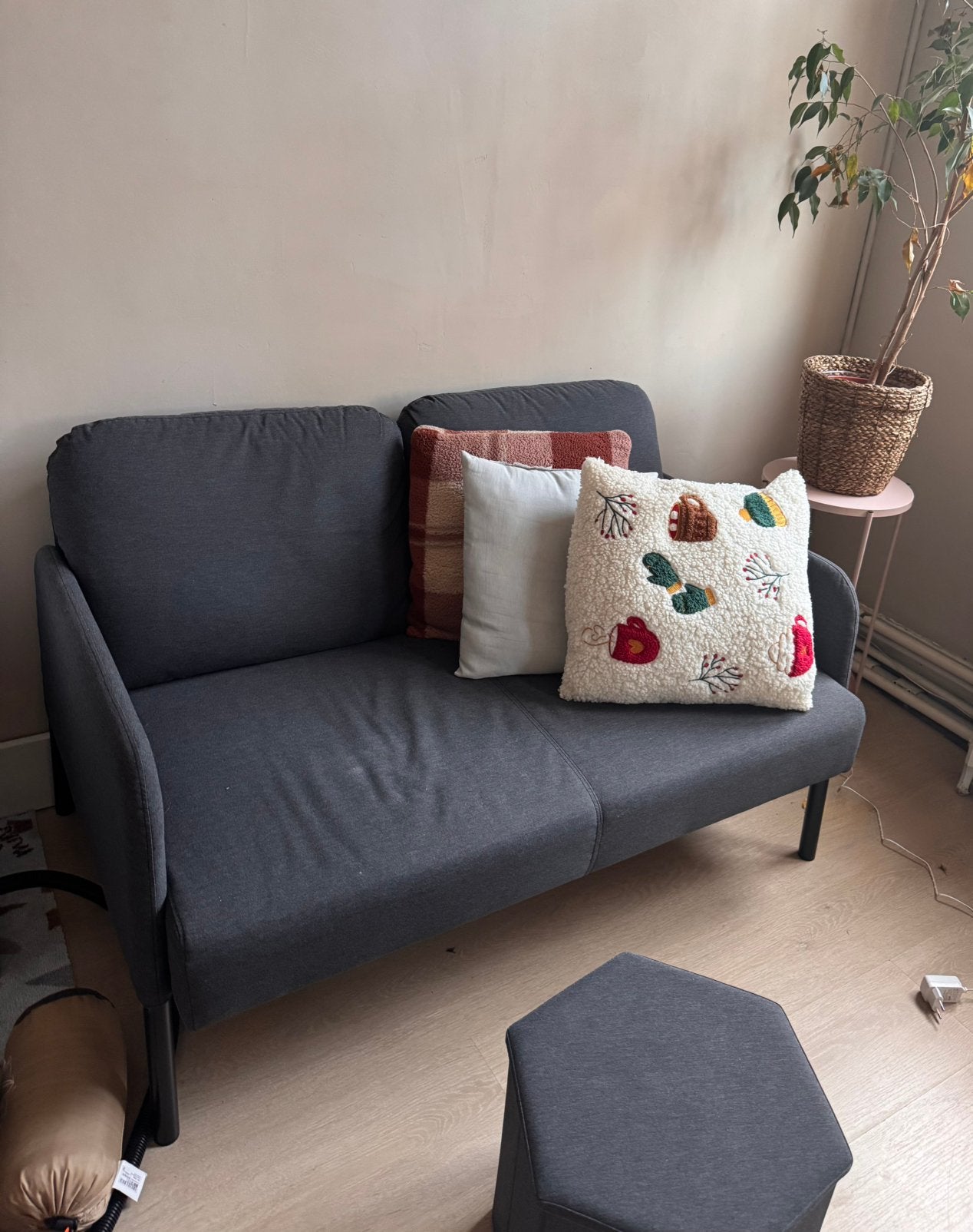 IKEA GLOSTAD 2-zitszetel + poef met opbergruimte, Enlèvement, Comme neuf, Tissus