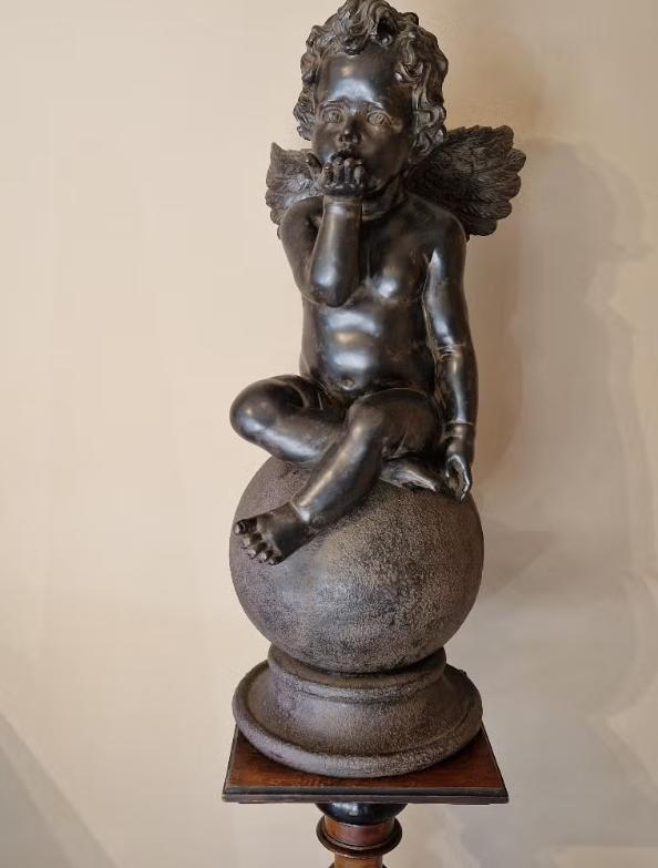 Sculptuur engel beeldje op wereldbol, Antiek en Kunst, Overige onderwerpen, Gepatineerd, Zwart, Beeld