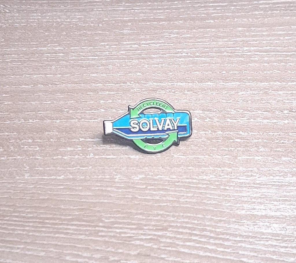 PIN - SOLVAY - RECYCLEERT PVC, Envoi, Utilisé, Autres sujets/thèmes, Insigne ou Pin's