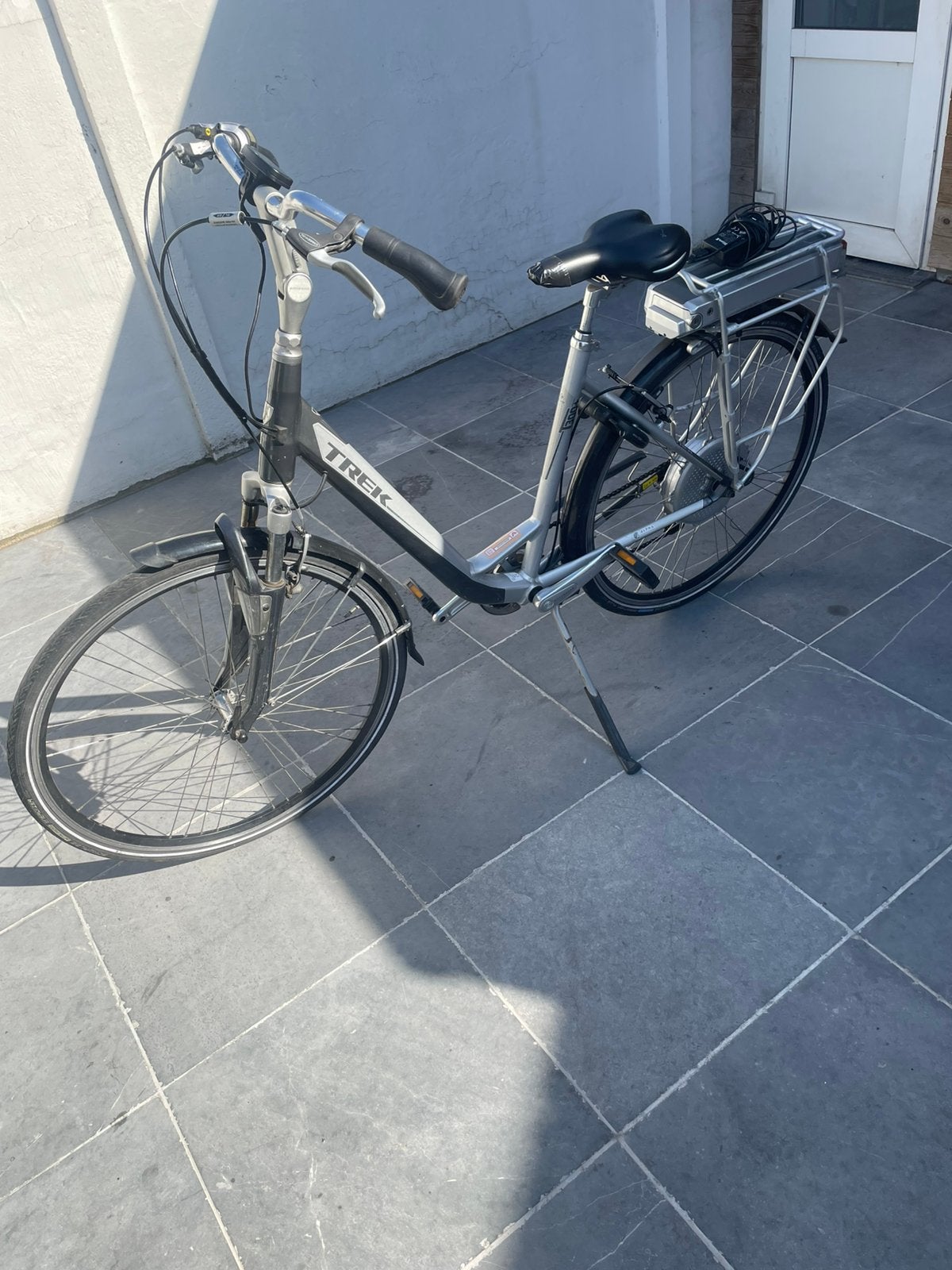Elektrische fiets trek 300+ grijs, Fietsen en Brommers, Elektrische fietsen, Ophalen, Gebruikt