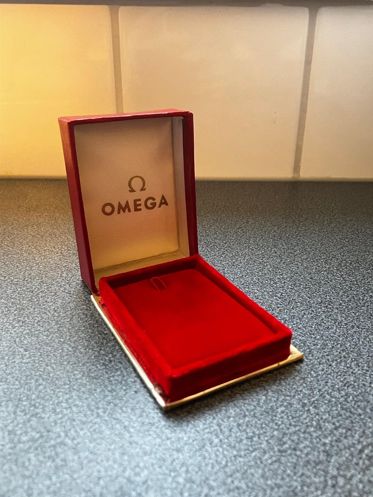 Omega opbergdoosje voor zakhorloge, Handtassen en Accessoires, Horloges | Antiek, Overige materialen, Zakhorloge, Ophalen of Verzenden