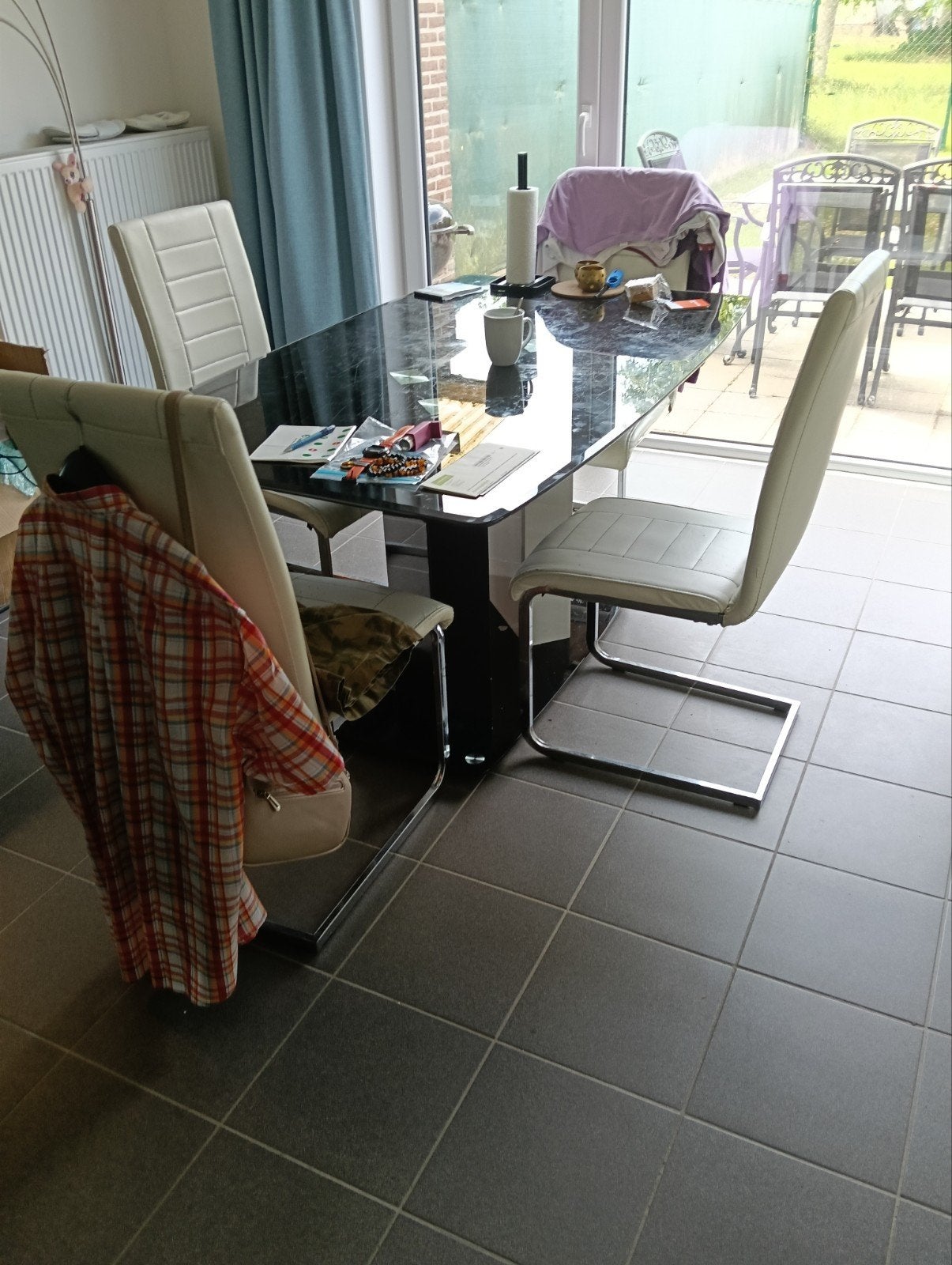 Design glazen tafel met 4 lederen stoelen GRATIS