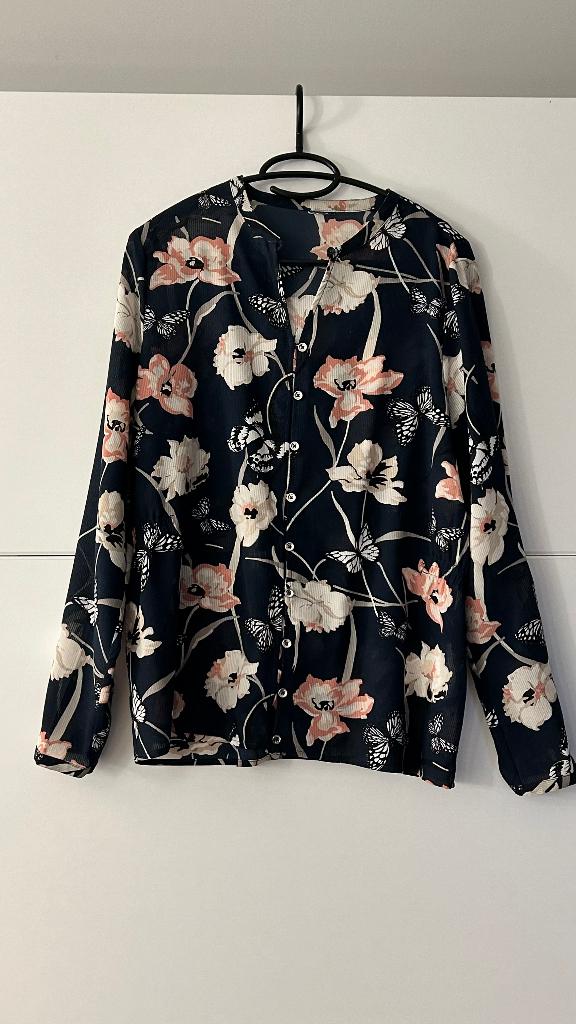 Donkerblauwe blouse met bloemenprint, Kleding | Dames, Ophalen of Verzenden, Zo goed als nieuw, Maat 38/40 (M), Blauw