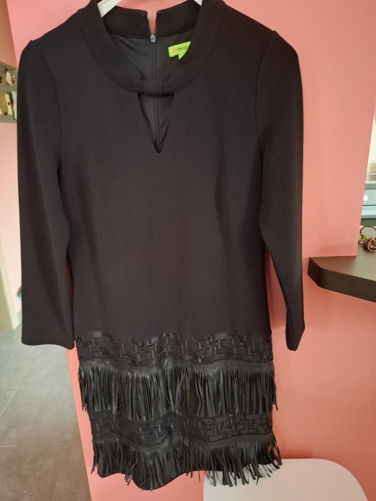 zwart kleedje met frunjels onderaan small, Vêtements | Femmes, K-design, Enlèvement ou Envoi, Comme neuf, Noir