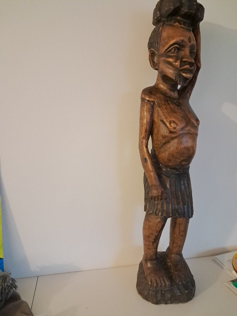 Statue africaine en bois des années 1960, Bois, Brun, Homme, Patiné