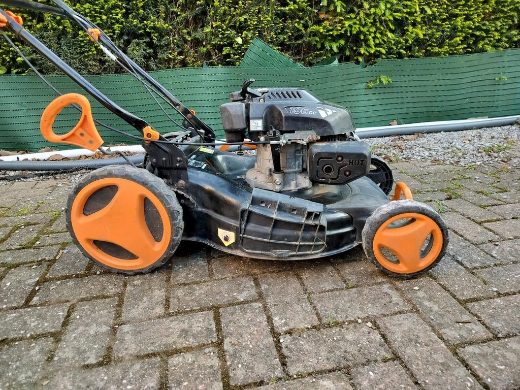 Tondeuse avec de grosses roues. Autotractée.