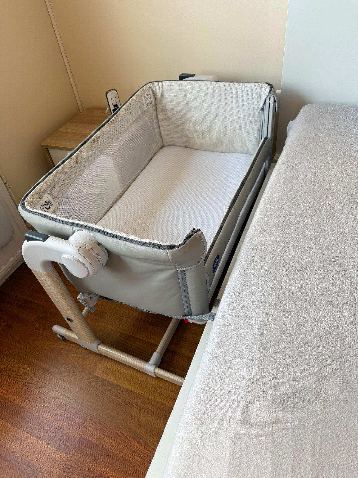 Chicco Next2Me magic co-sleeper, Kinderen en Baby's, Kinderkamer | Bedden, Matras, Ophalen
