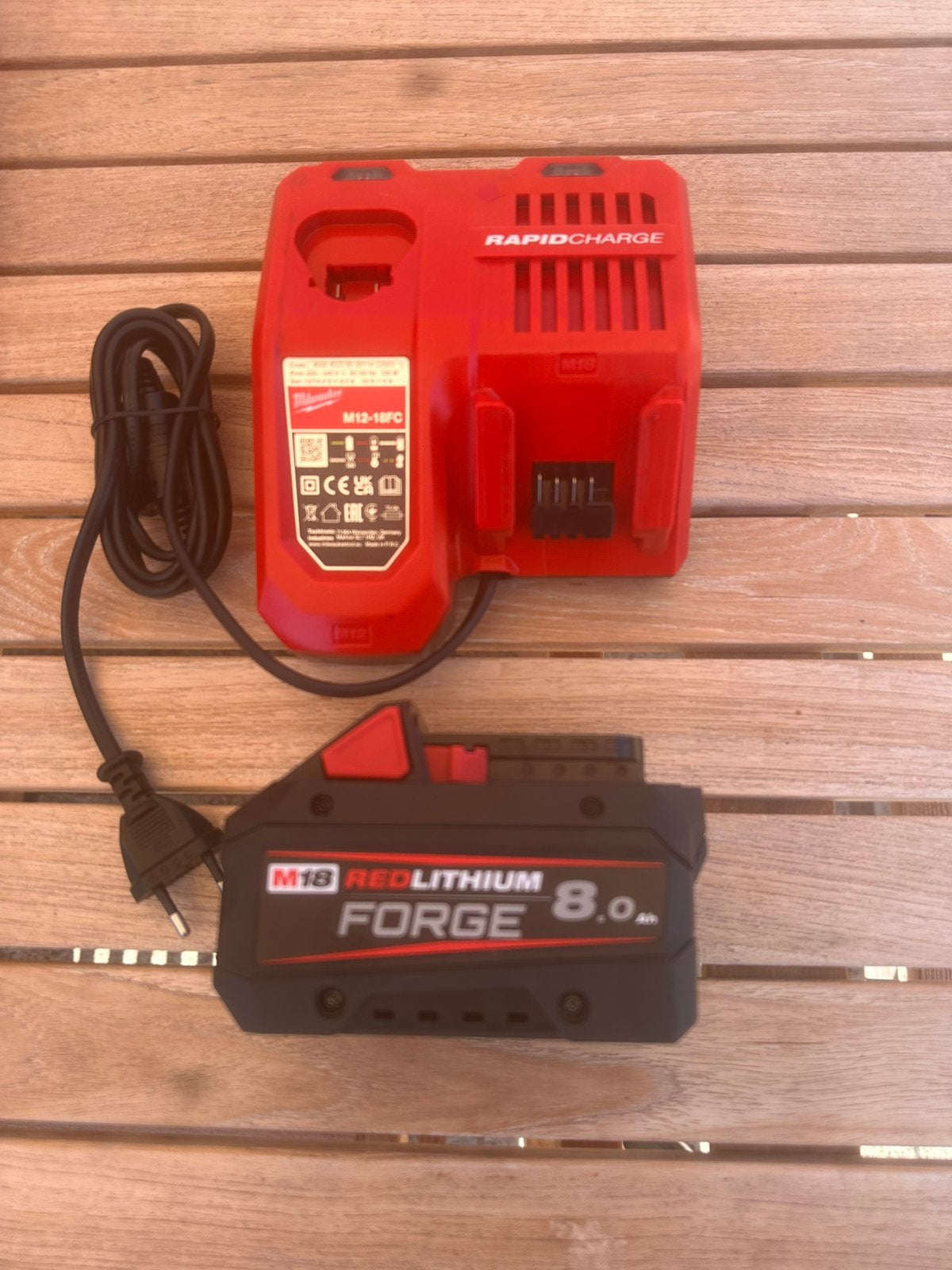Milwaukee oplader plus batterij 8.0AH, Doe-het-zelf en Bouw, Ophalen of Verzenden, Nieuw