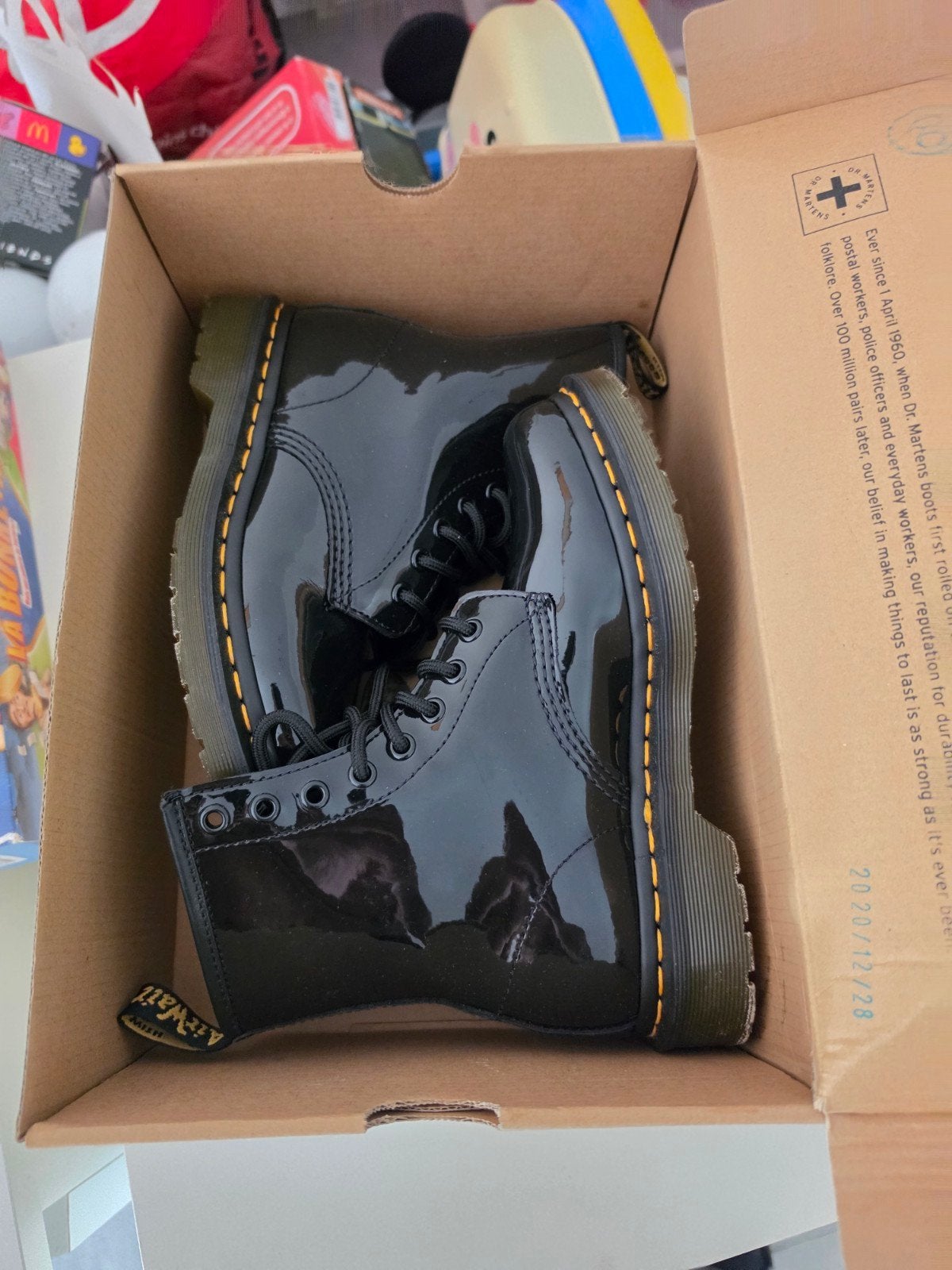 Dr martens neuve, Enlèvement