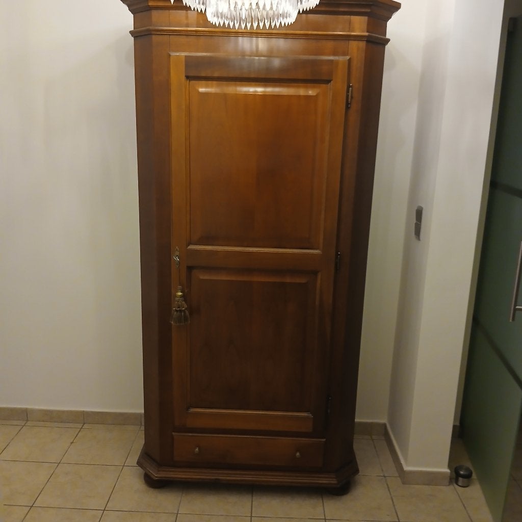 Mahoniehouten hallkast, Ophalen
