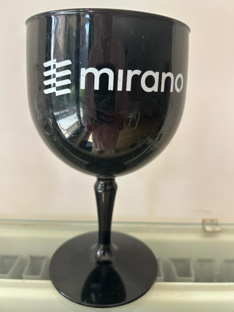 Zwarte plastic beker op voet discotheek Mirano, Verzamelen, Glas en Drinkglazen, Ophalen, Zo goed als nieuw