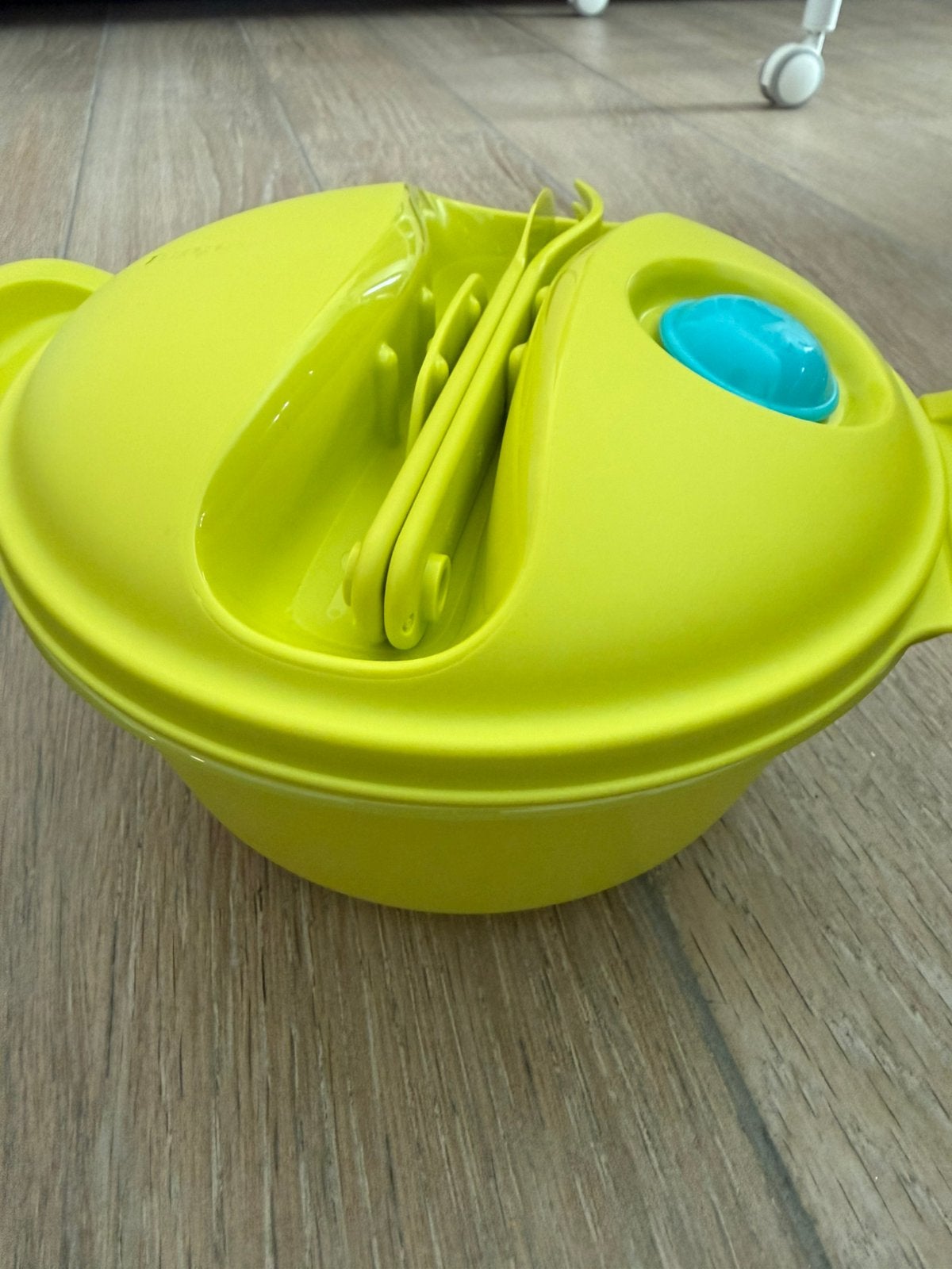 Lunch box jaune tupperware, Maison & Meubles, Cuisine| Tupperware, Enlèvement, Comme neuf, Jaune