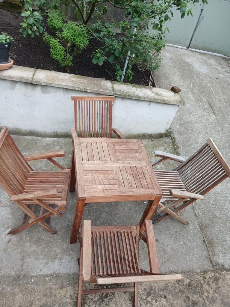 Tables et 4 chaise en teck véritable de marque, Chaise