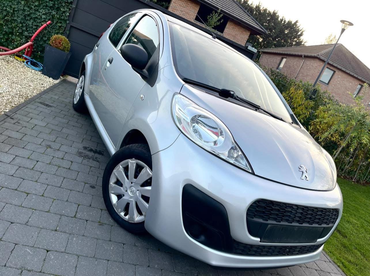 Peugeot 107 1.0i * 63.000 KM *Car Pass* ÉTAT NEUF* 5 PORTES!, Auto's, Peugeot, 50 kW, Zwart, https://public.car-pass.be/vhr/501a85c8-8c20-4051-a4a2-1ca10384c537