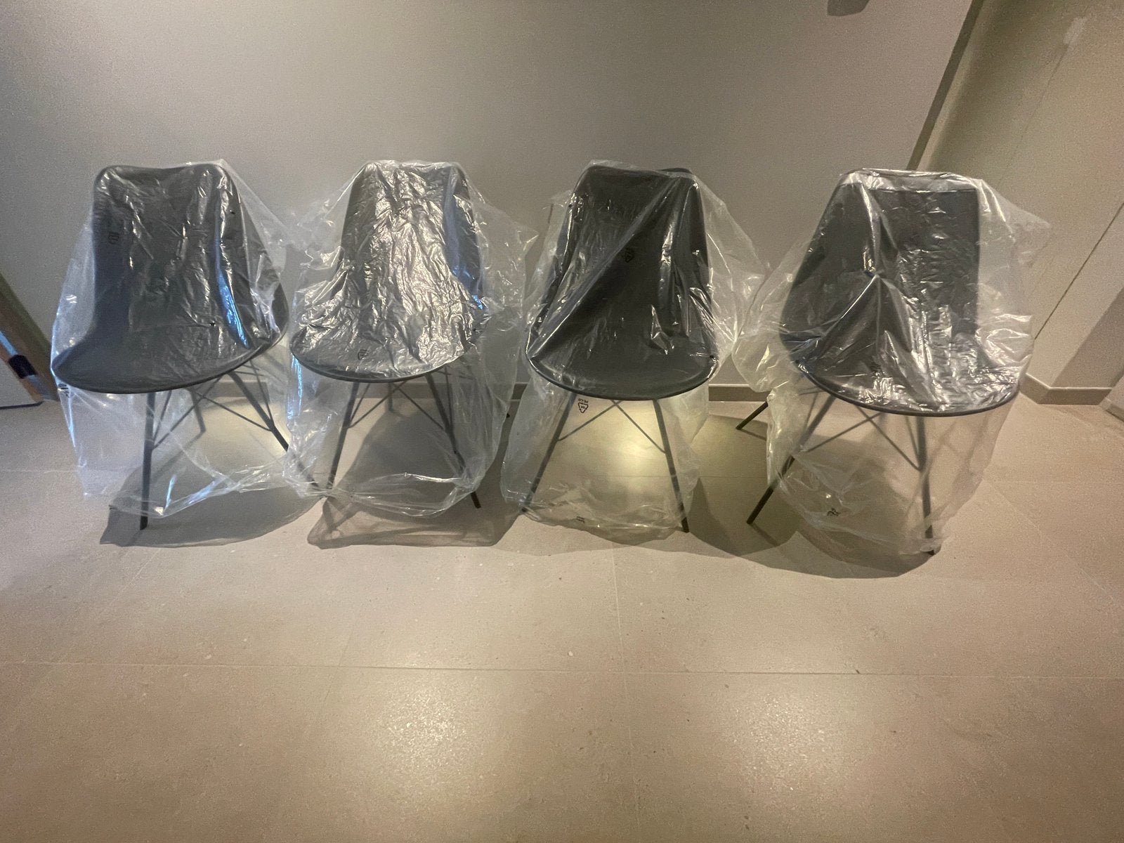 Kunststof stoelen met kunstlederen zit en metalen onderstel, Huis en Inrichting, Stoelen, Ophalen, Kunststof, Zwart, Zo goed als nieuw