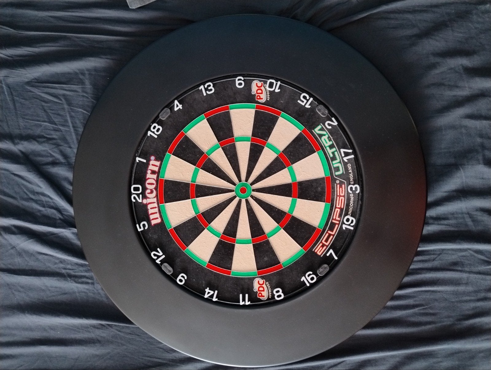 Darts blok met beschermring en staander., Sport en Fitness, Darts, Ophalen