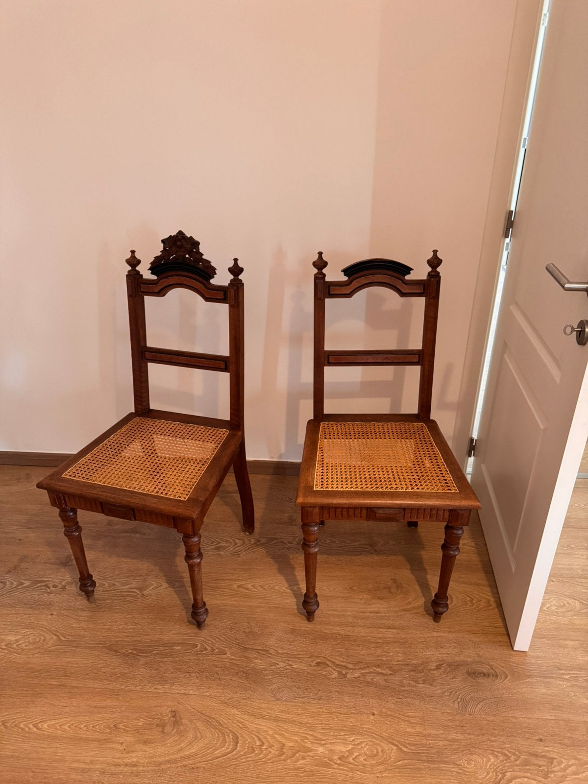 Gratis twee mooie houten stoelen, Ophalen